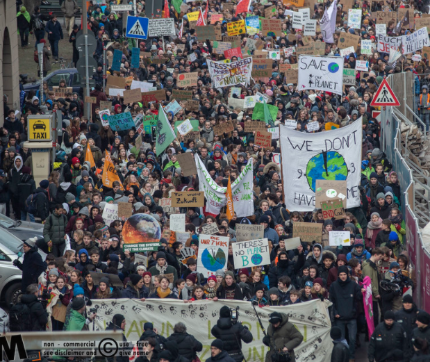 Unge samlet til klima demonstration. Credit: Tim Lüdemann